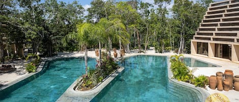 2 albercas al aire libre