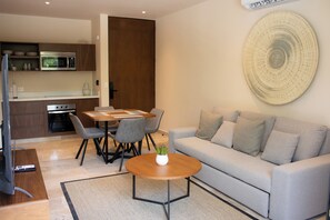 Deluxe-Apartment, Balkon, Gartenblick | Esszimmer