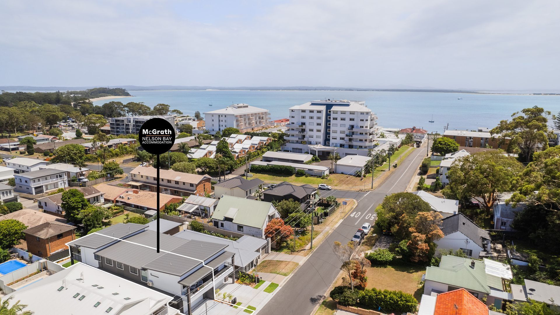Boende i Nelson Bay med utsikt över havet och det omgivande bostadsområdet.