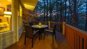 Outdoor dining - Alpine Haus Retreat - Innsbruck Cabin Near Downtown Helen (Helen)