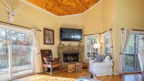TV, fireplace - Alpine Haus Retreat - Innsbruck Cabin Near Downtown Helen (Helen)