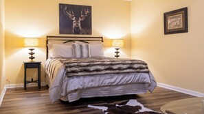 4 bedrooms, iron/ironing board, WiFi, bed sheets - Alpine Haus Retreat - Innsbruck Cabin Near Downtown Helen (Helen)