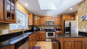 Coffee/tea maker, fridge, microwave, oven - Alpine Haus Retreat - Innsbruck Cabin Near Downtown Helen (Helen)