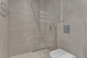 Douche, sèche-cheveux, serviettes fournies, savon