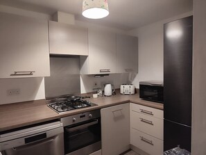 Kylskåp, mikrovågsugn, ugn och spishäll