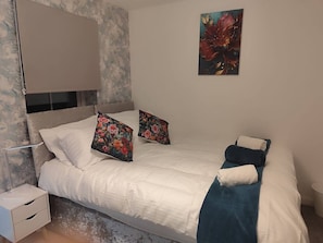 2 bedrooms, iron/ironing board, WiFi, bed sheets - Spacious Home for Groups, Sleeps 8 (Hanley)