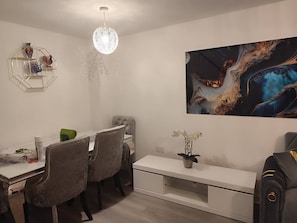 Interior - Spacious Home for Groups, Sleeps 8 (Hanley)
