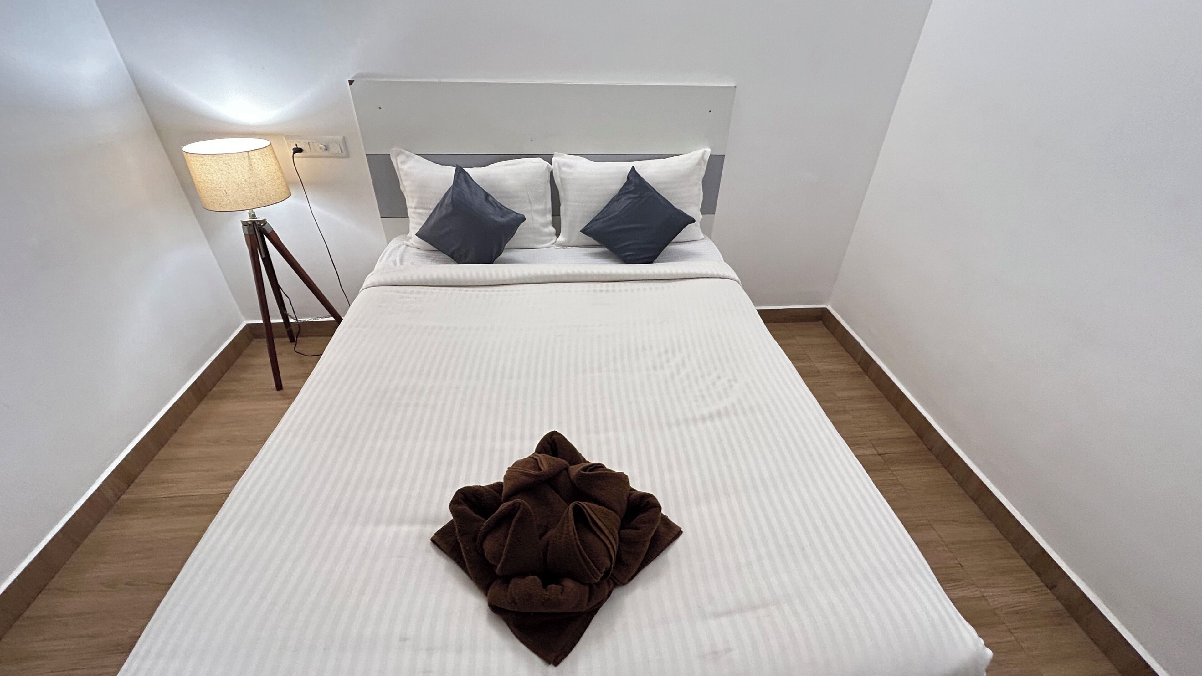 Escritorio, wifi gratis y ropa de cama 