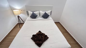 Deluxe Double Room | Desk, free WiFi, bed sheets