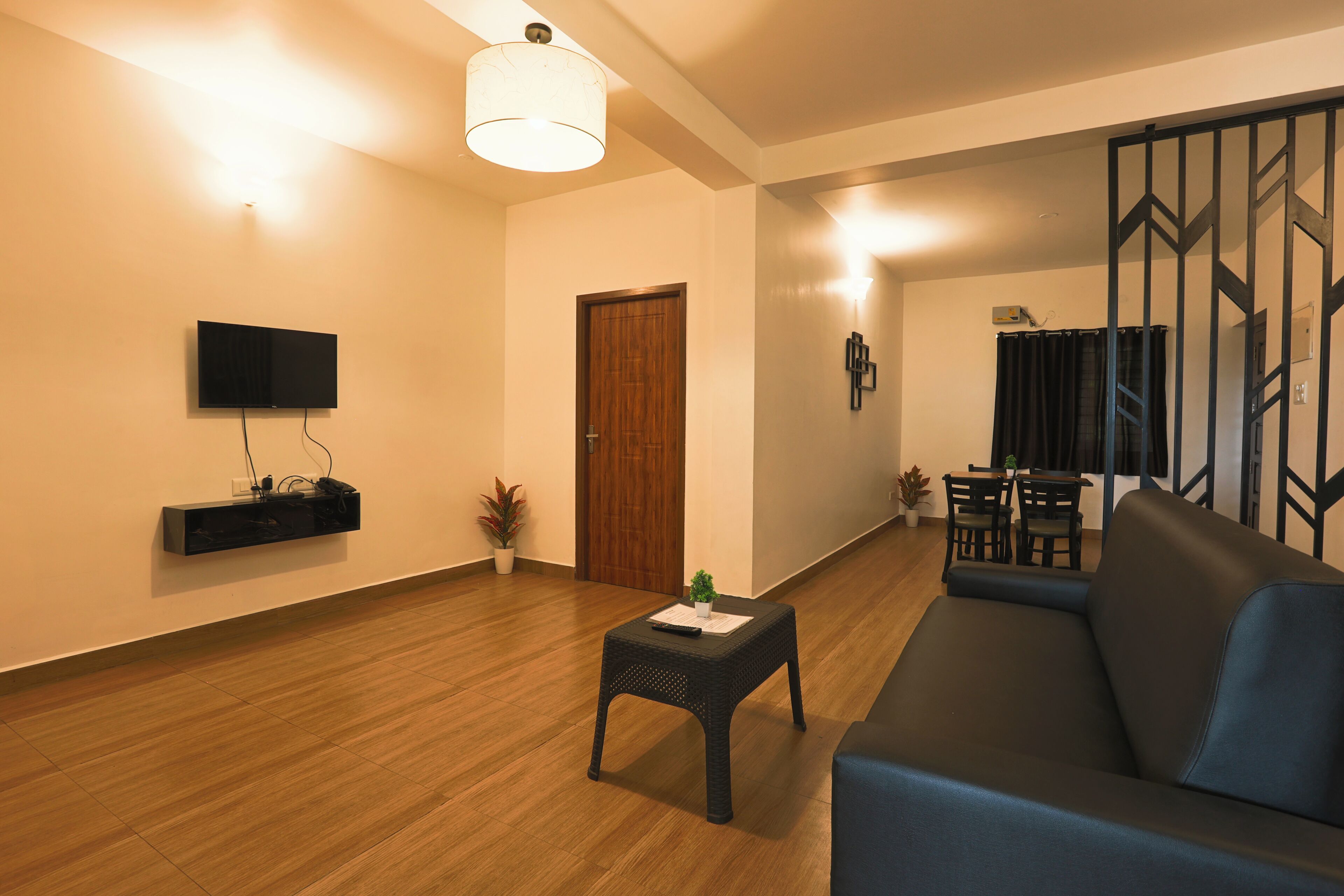 Deluxe-Vierbettzimmer | Wohnbereich | 32-Zoll-Fernseher mit Kabelempfang