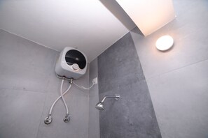 Deluxe tweepersoonskamer | Badkamer | Een douche, handdoeken