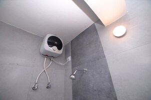 华丽双人房 | 浴室 | 淋浴设施、毛巾