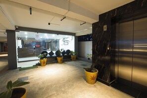 Lift - The Base Inn (Vanur)