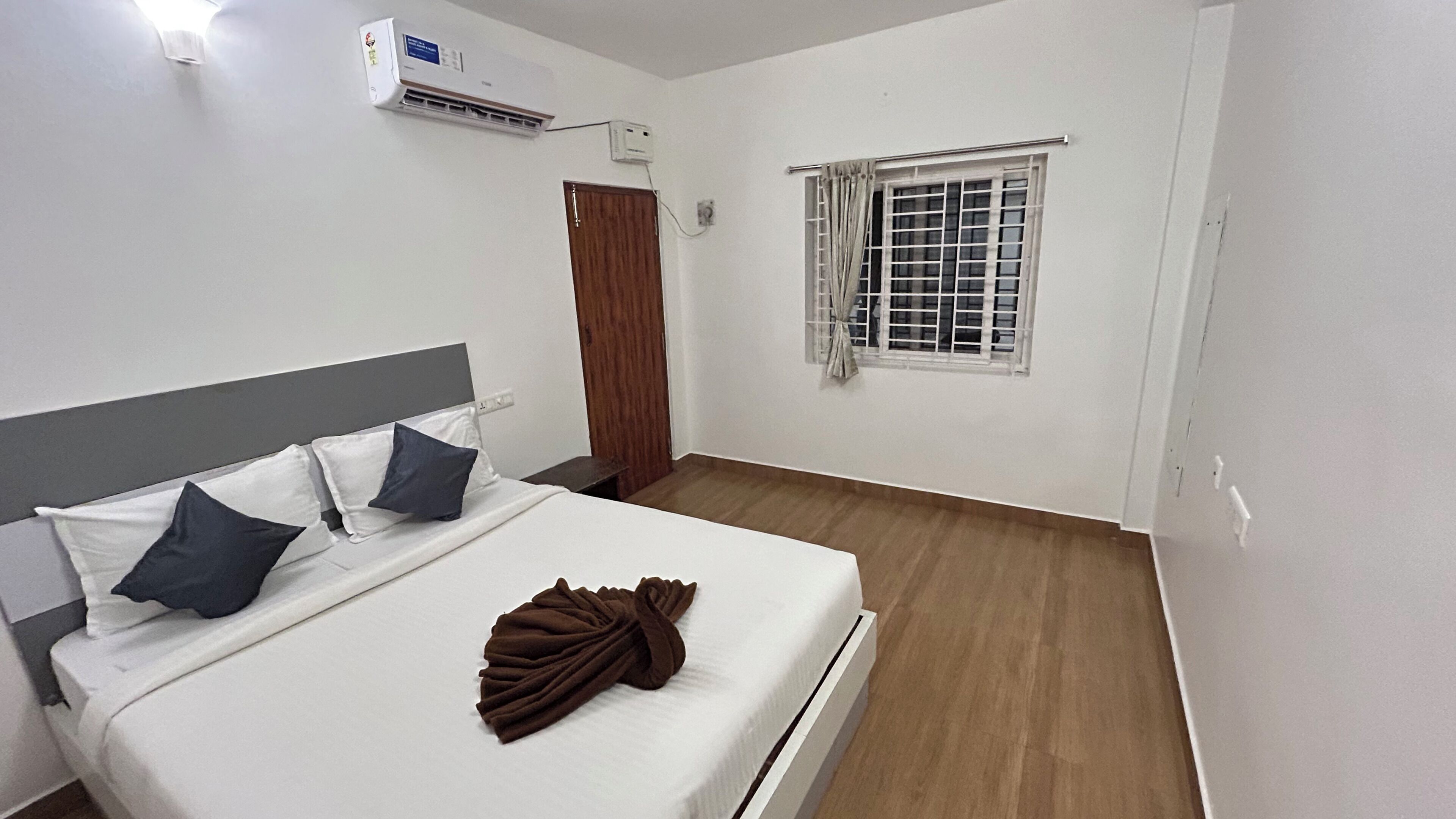 Escritorio, wifi gratis y ropa de cama 