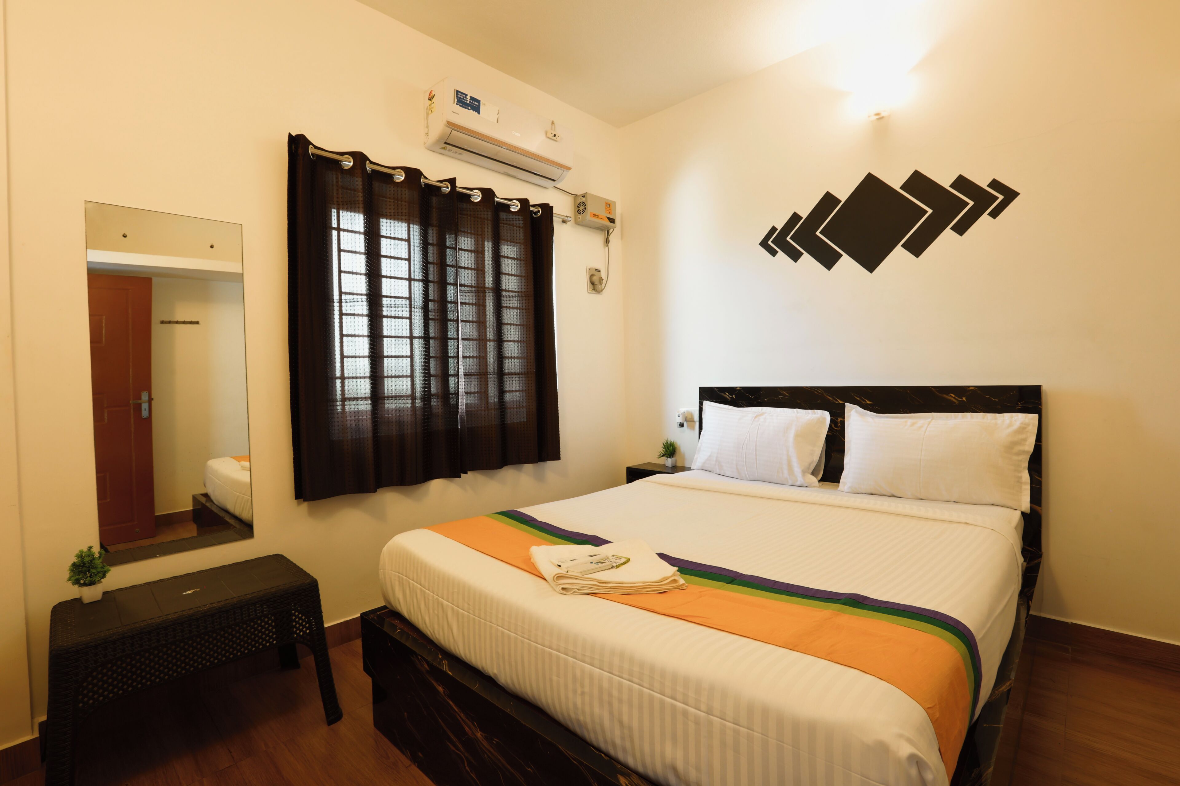Perhestudio | Työpöytä, ilmainen Wi-Fi, vuodevaatteet