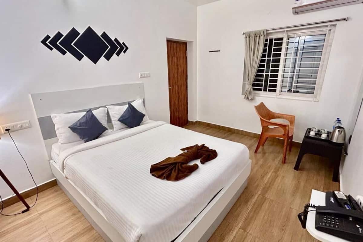 Desk, free WiFi, bed sheets