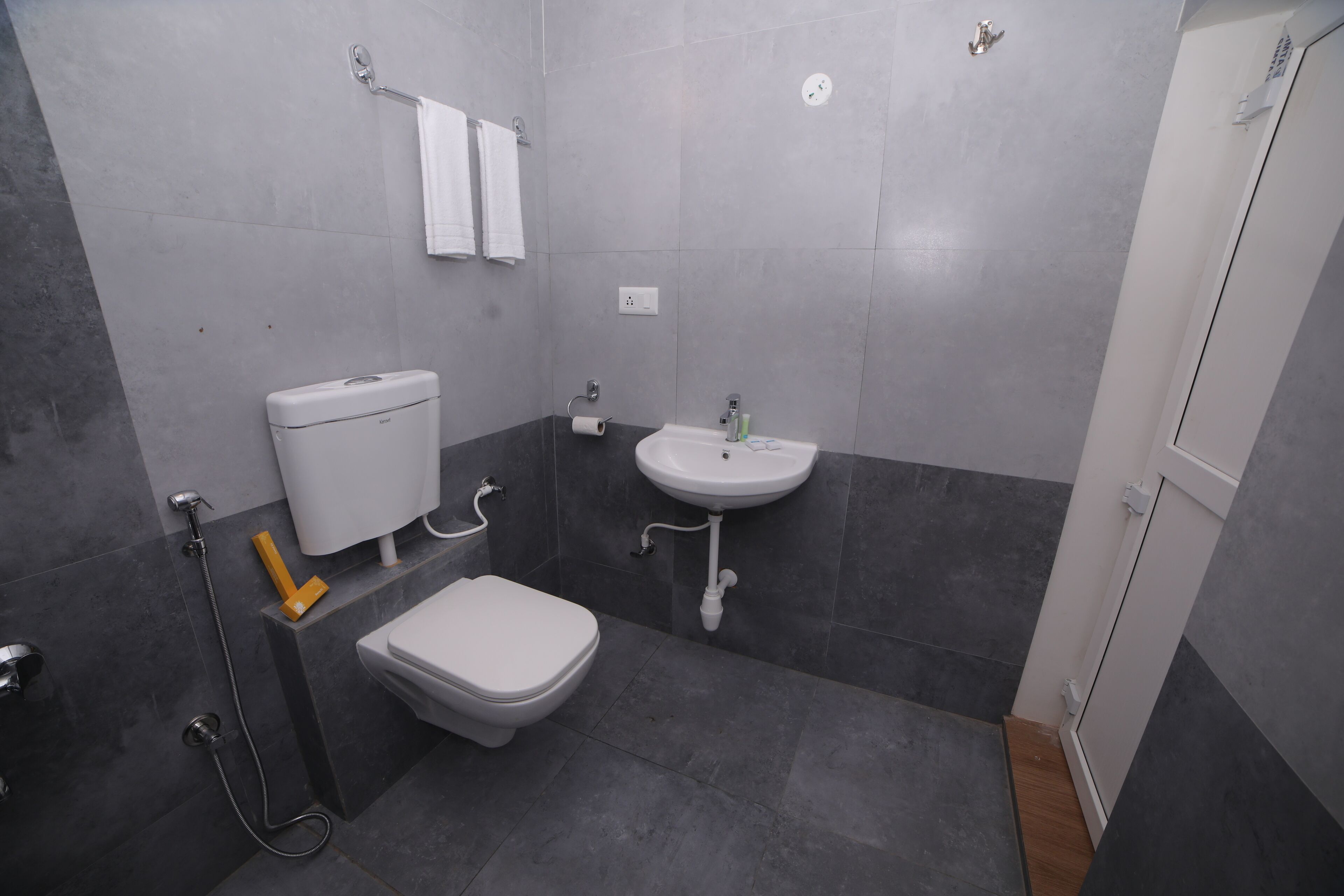 Deluxe Double Room | Bathroom | Shower, towels