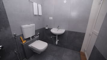 Deluxe Double Room | Bathroom | Shower, towels