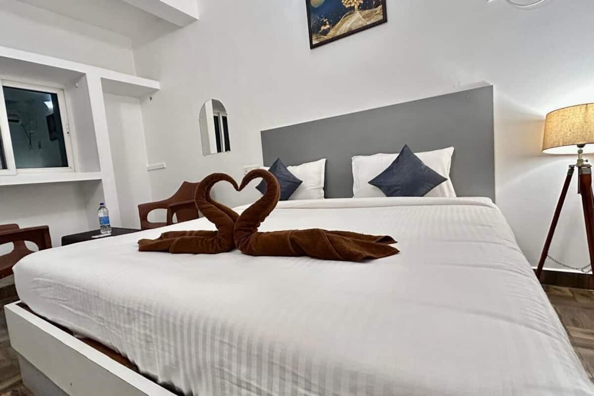 Executive Room | Desk, free WiFi, bed sheets