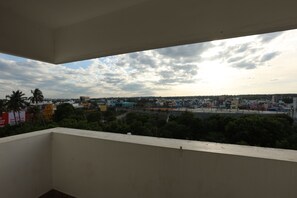 Executive Room | Terrace/patio - The Base Inn (Vanur)