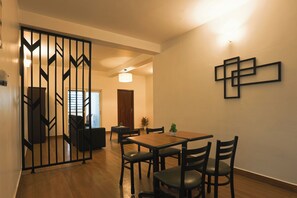 Deluxe Quadruple Room | Dining room - The Base Inn (Vanur)