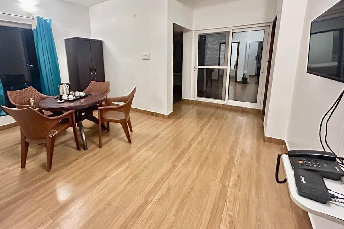 Family Studio | In-room dining