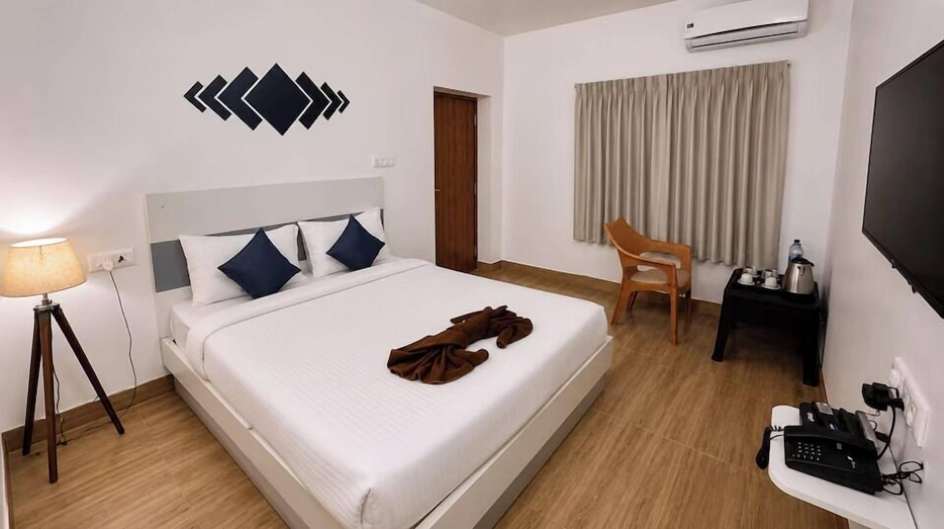 Quarto casal clássico | Escrivaninha, Wi-Fi de cortesia, roupa de cama