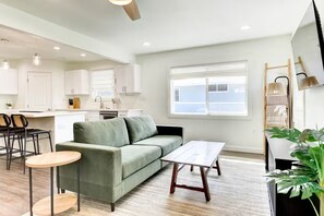 Smart TV - Keolu Hills Haven: Renovated 2/2 & Easy Parking (Kailua)