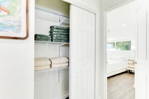 Desk, iron/ironing board, free WiFi, bed sheets - Keolu Hills Haven: Renovated 2/2 & Easy Parking (Kailua)