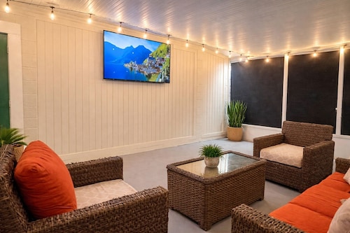 Clean & Spacious 3BR Home minutes from Beaches