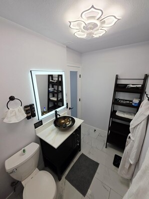 Hair dryer, towels, soap, toilet paper - Comfort, location and a fair price, ALL IN ONE PLACE (Las Vegas)