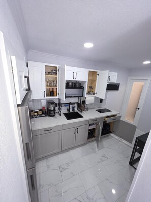 Microwave, stovetop - Comfort, location and a fair price, ALL IN ONE PLACE (Las Vegas)