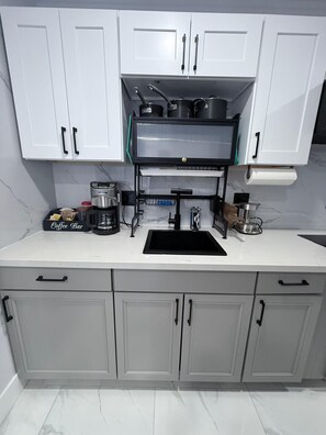 Microwave, stovetop - Comfort, location and a fair price, ALL IN ONE PLACE (Las Vegas)