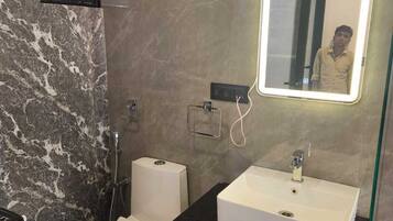 Amenidades de baño gratuitas, toallas, jabón, shampoo