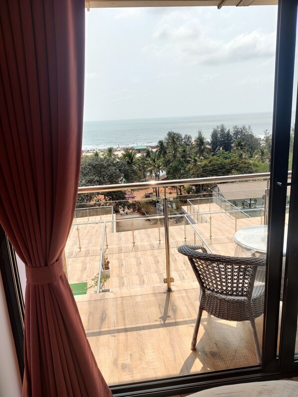 Deluxe Mountain Sea View Room with Balcony | إطلالة من الشرفة