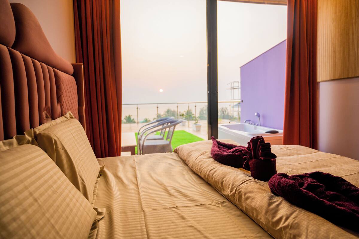 Deluxe Sea View Room with Balcony and Open Jacuzzi