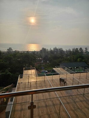 Deluxe Sea View Room with Private Terrace and Open Jacuzz | شرفة/رواق