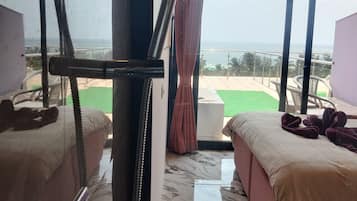 Deluxe Sea View Room with Private Terrace and Open Jacuzz | Vistas al mar