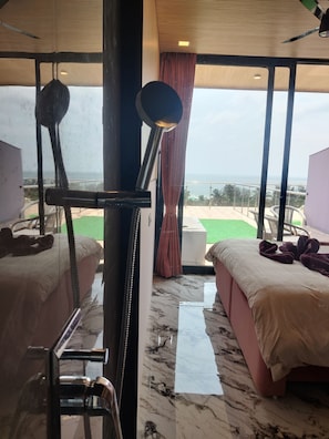 Deluxe Sea View Room with Private Terrace and Open Jacuzz | إطلالة على البحر/الشاطئ