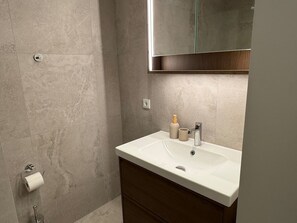 Shower, hair dryer, towels, soap - Castle Inn Downtown KEF 4 (Keflavík)