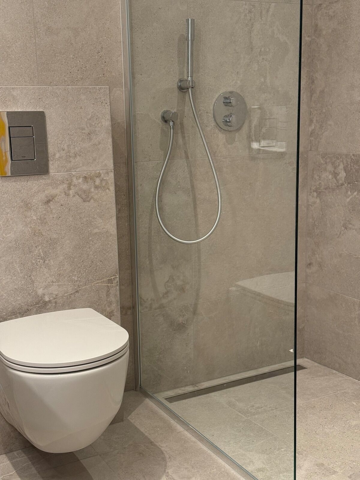 Douche, sèche-cheveux, serviettes fournies, savon