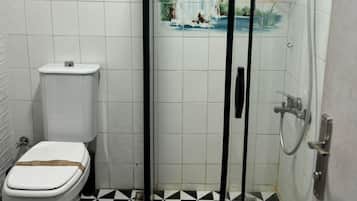 Deluxe Penthouse, City View | Bathroom | Free toiletries, hair dryer, slippers, towels