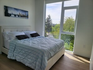 2 bedrooms, WiFi, bed sheets, wheelchair access -  Luxury Living New Condo Overlooking Holland Park and central surrey down town. (Surrey)