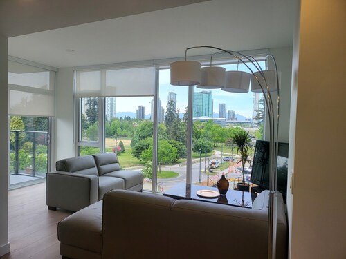  Luxury Living New Condo Overlooking Holland Park and central surrey down town.