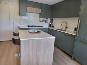 Private kitchen -  Luxury Living New Condo Overlooking Holland Park and central surrey down town. (Surrey)