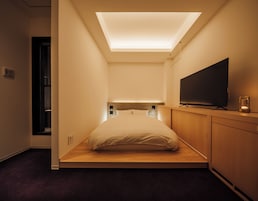 Quarto casal luxo | Cofres nos quartos, escrivaninha, cortinas blackout