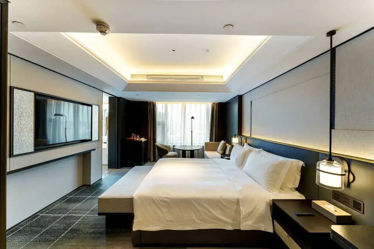 Caja de seguridad en la habitación y espacio para trabajar con laptop