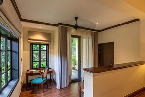 Habitación Premier, vista al jardín | Caja de seguridad en la habitación, cortinas blackout y insonorización