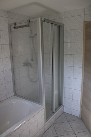 Een douche, een haardroger, handdoeken