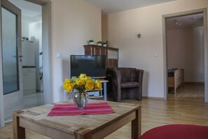 TV - Apartment 'Haus Am Wald' with Shared Garden and Wi-Fi (Föritztal)